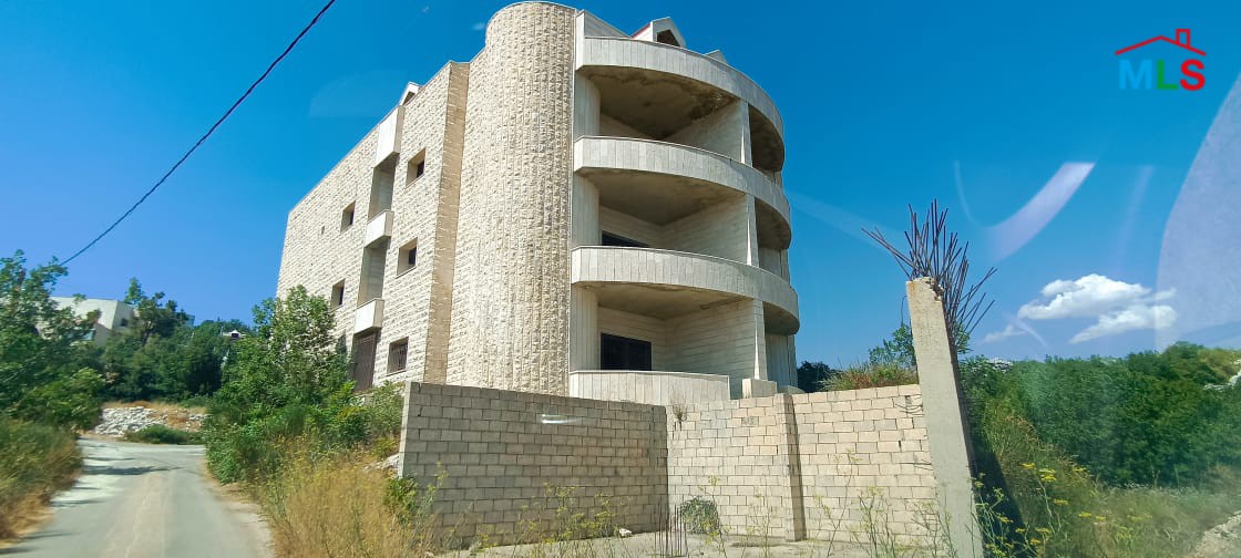 1000 SQM Building for Sale in Feytroun