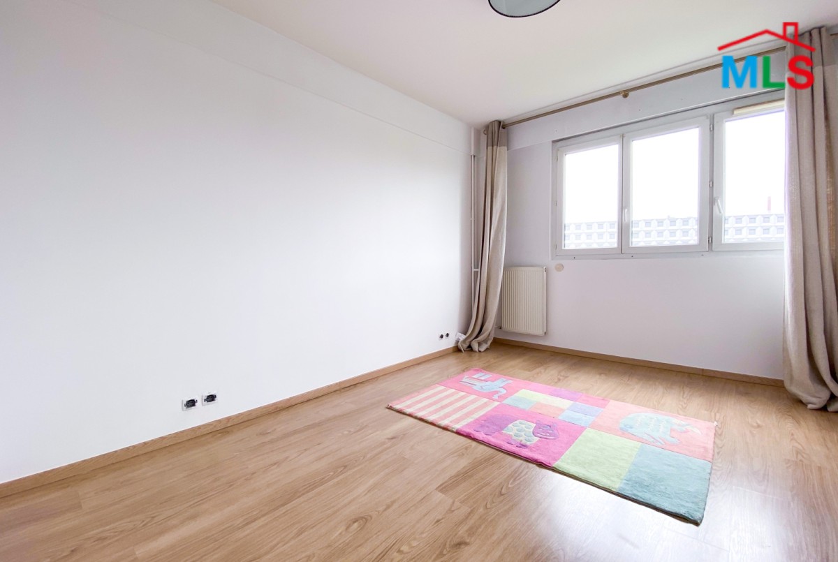 Apartment For Sale in Quartier La Défense à Puteaux (92800) - 3 rooms - 100 m²