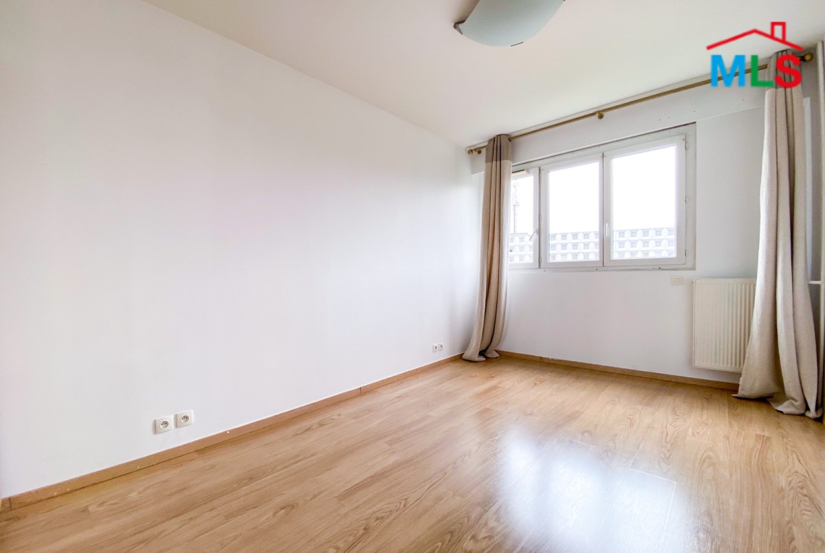 Apartment For Sale in Quartier La Défense à Puteaux (92800) - 3 rooms - 100 m²