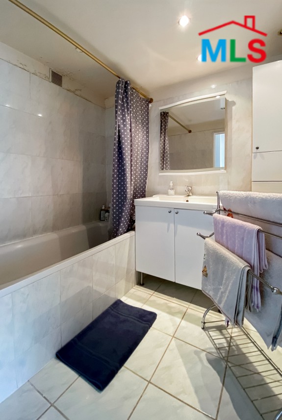 Apartment For Sale in Quartier La Défense à Puteaux (92800) - 3 rooms - 100 m²