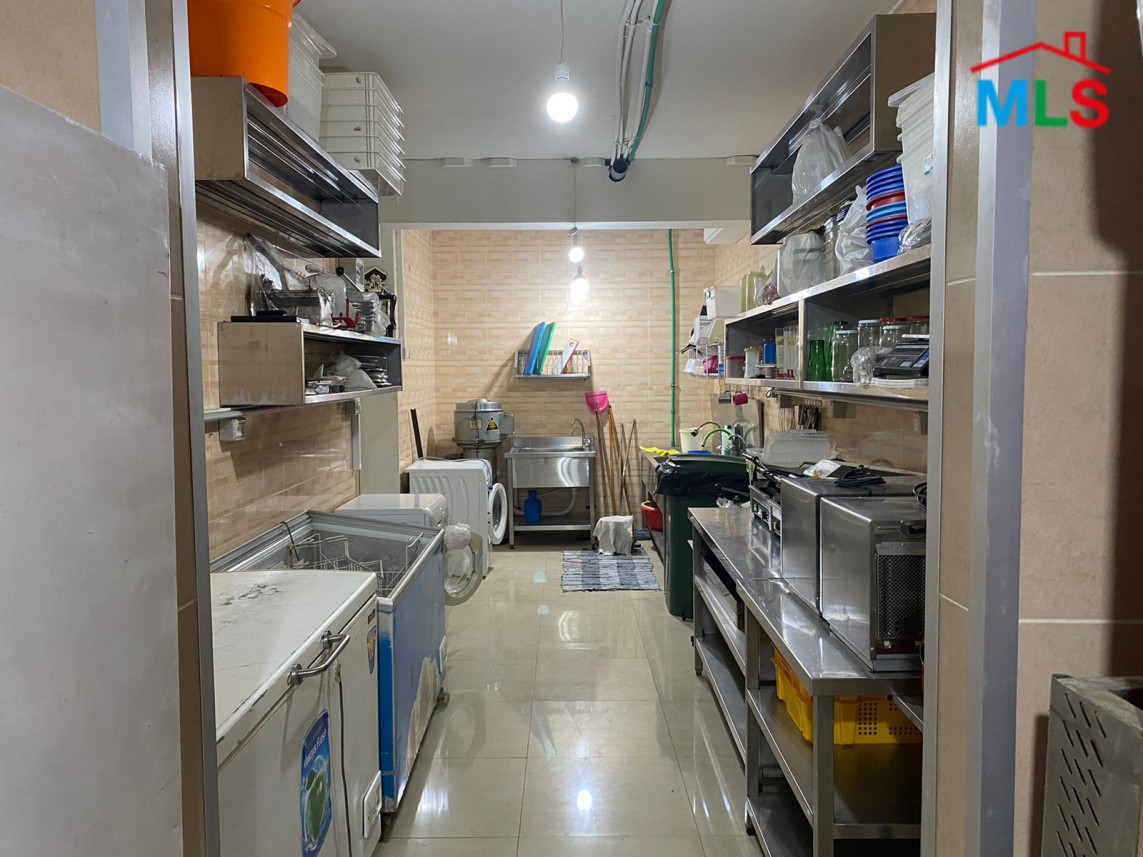 Fully Equipped Central Kitchen for Sale in Furn El Chebbak