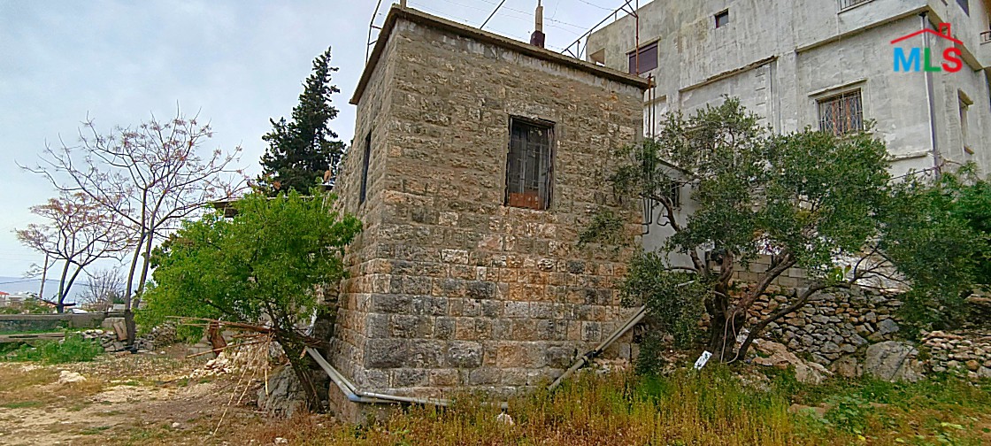 Land with a Small Old House in Bouar for Sale