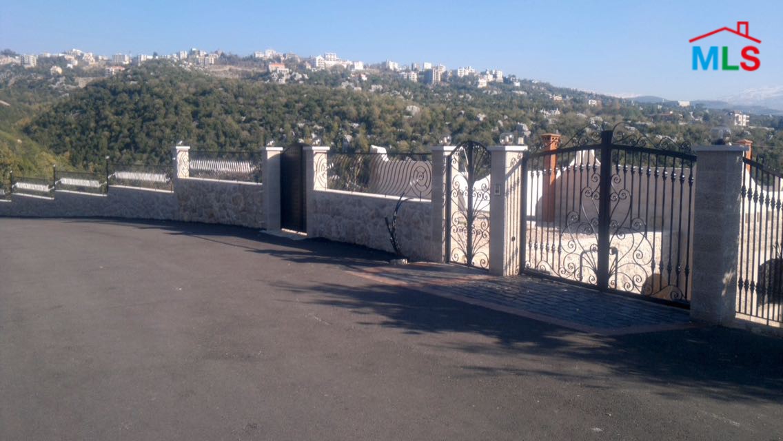 Super Deluxe Villa for Sale in Ajaltoun