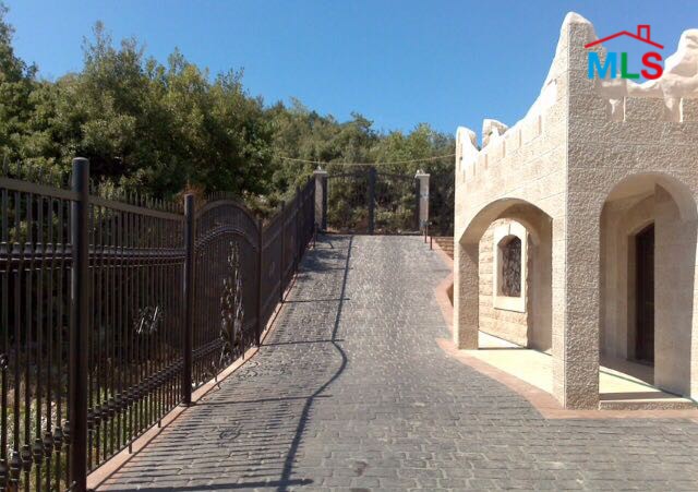 Super Deluxe Villa for Sale in Ajaltoun