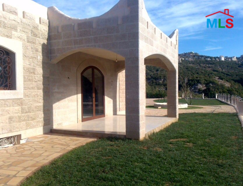 Super Deluxe Villa for Sale in Ajaltoun