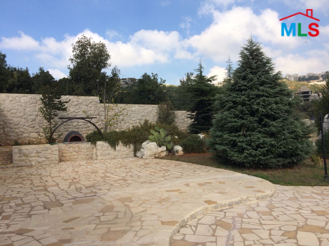 Super Deluxe Villa for Sale in Ajaltoun