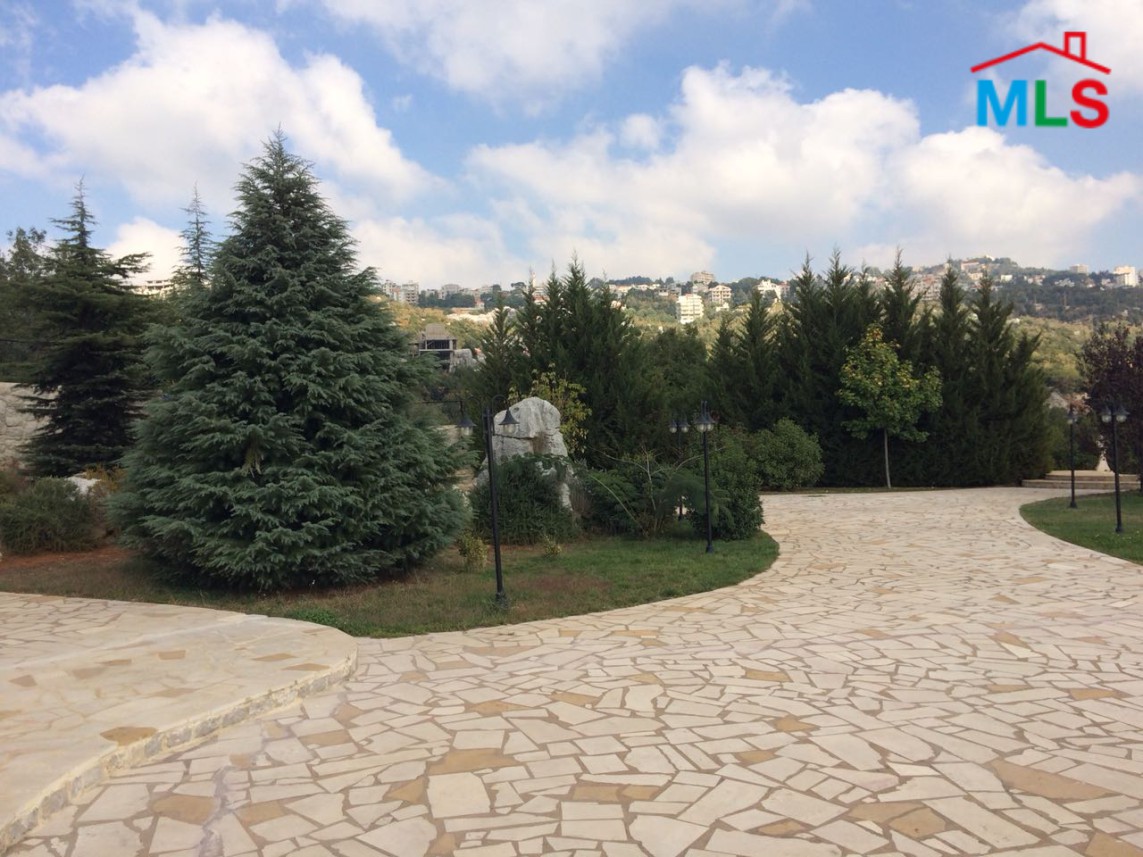 Super Deluxe Villa for Sale in Ajaltoun