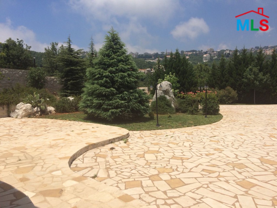 Super Deluxe Villa for Sale in Ajaltoun