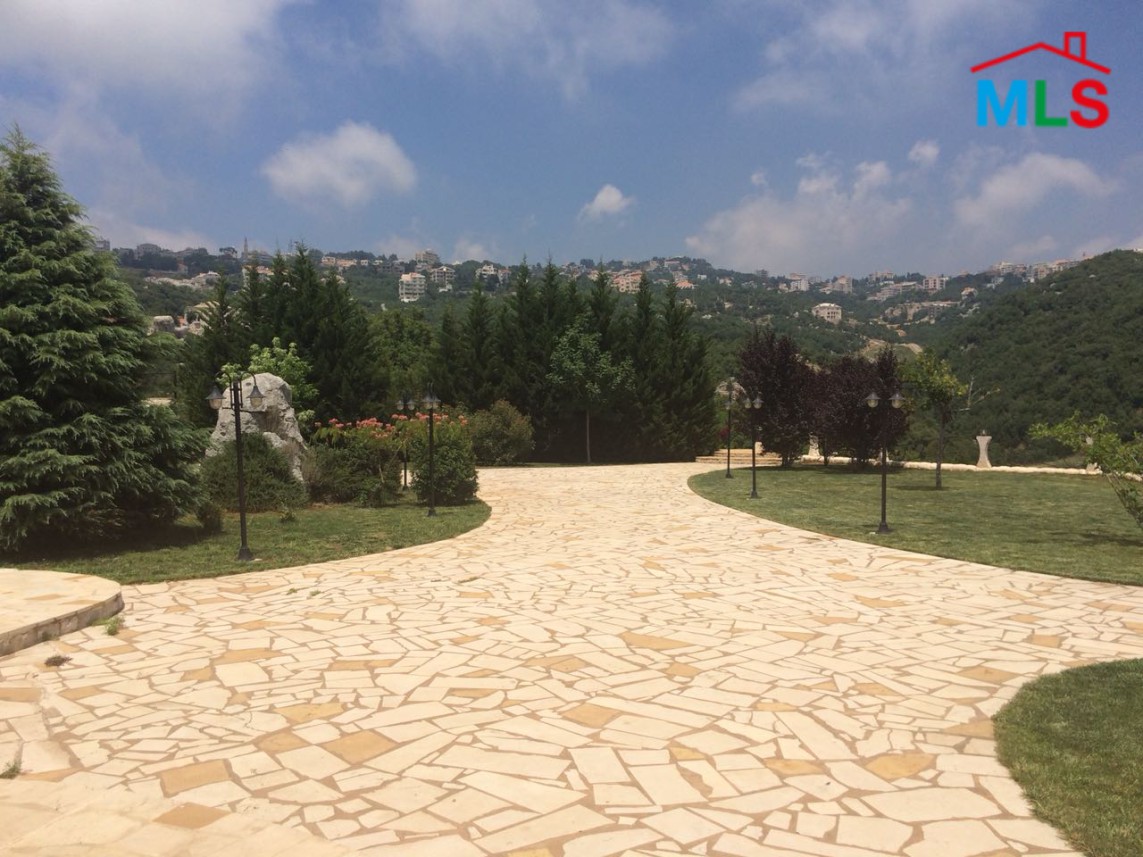 Super Deluxe Villa for Sale in Ajaltoun