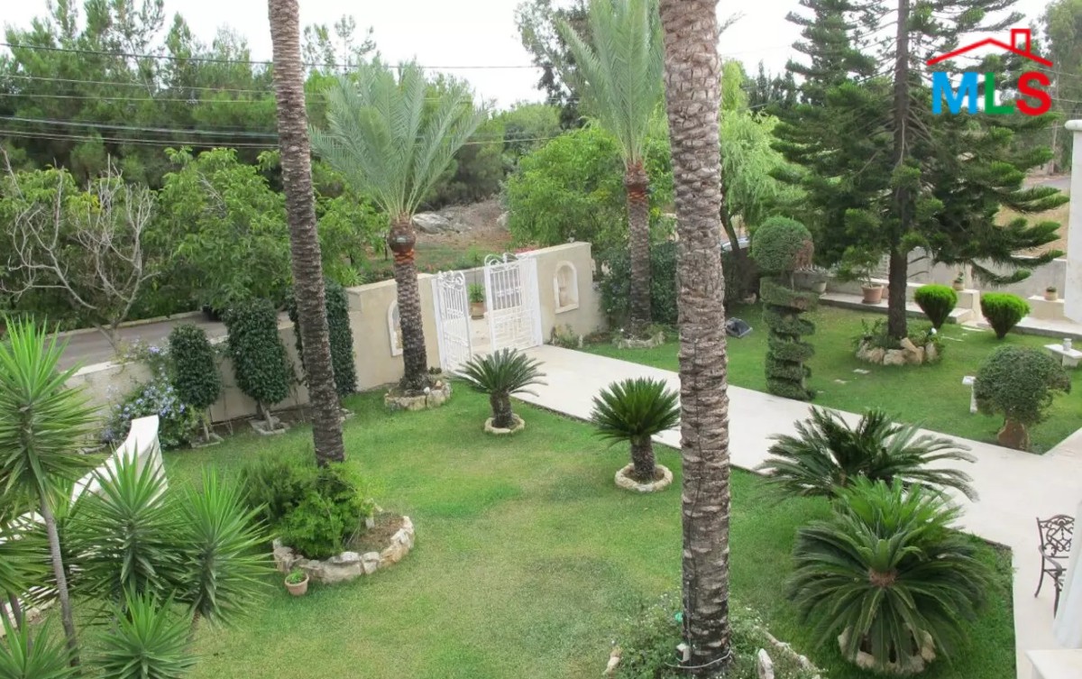 Super Deluxe Villa for Sale in a Private Zone of Aamchit