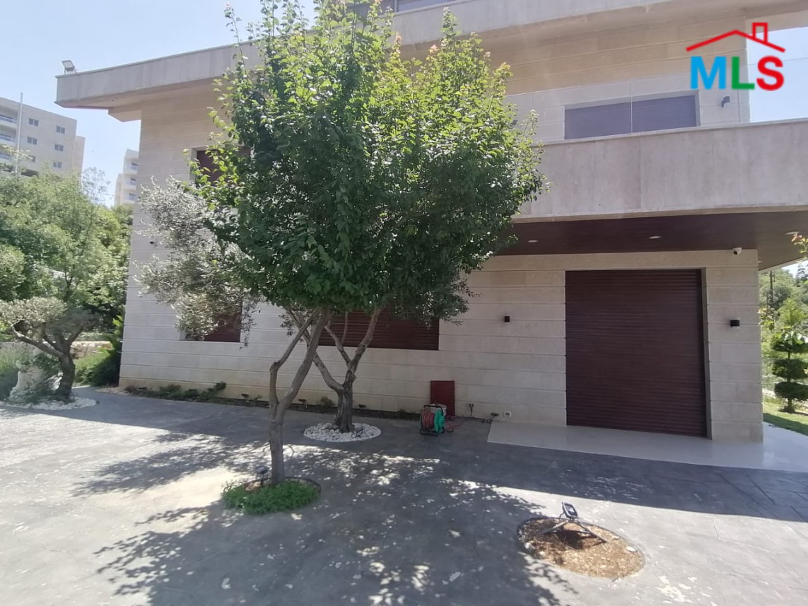 Furnished Villa with Garden for Sale in Aannaya