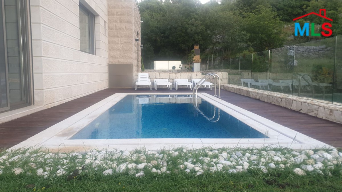 Furnished Villa with Garden for Sale in Aannaya