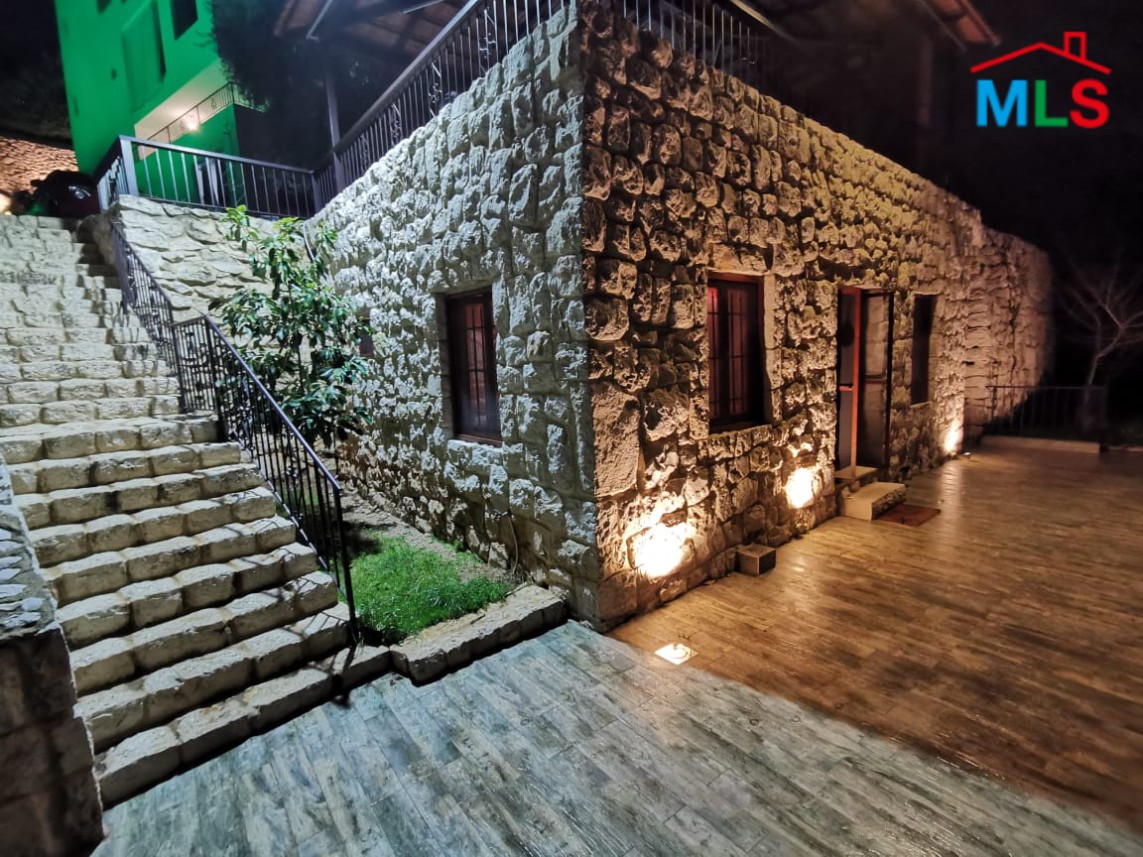 Traditional Building for Sale in Fatqa with a Big Garden