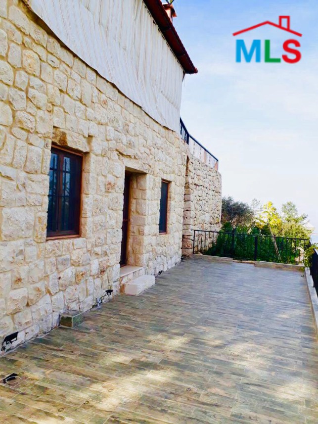 Traditional Building for Sale in Fatqa with a Big Garden