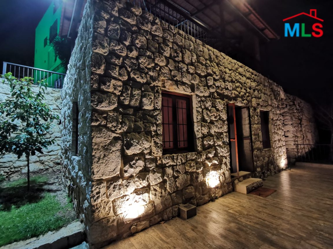 Traditional Building for Sale in Fatqa with a Big Garden