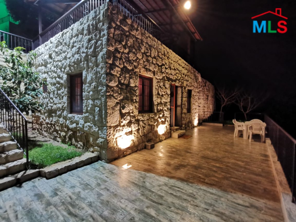 Traditional Building for Sale in Fatqa with a Big Garden