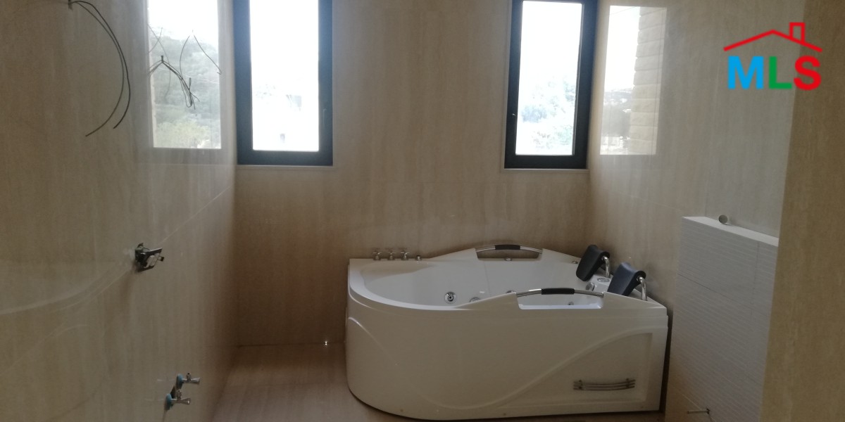 Elegant Villa for Sale With A Nice View in Qornet El Hamra, Metn