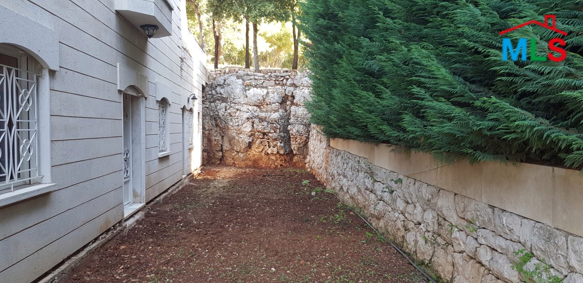 Villa For Sale in Ajaltoun
