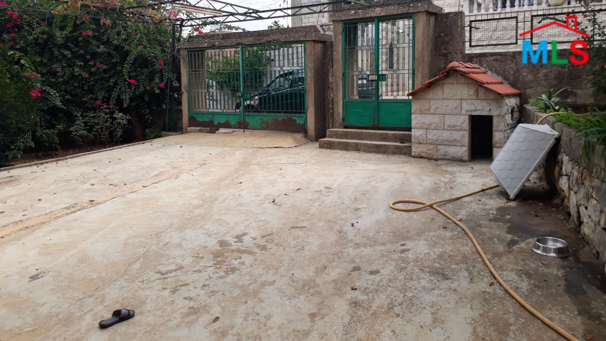 Individual House For Sale in Mazraat Yachouh with a small land