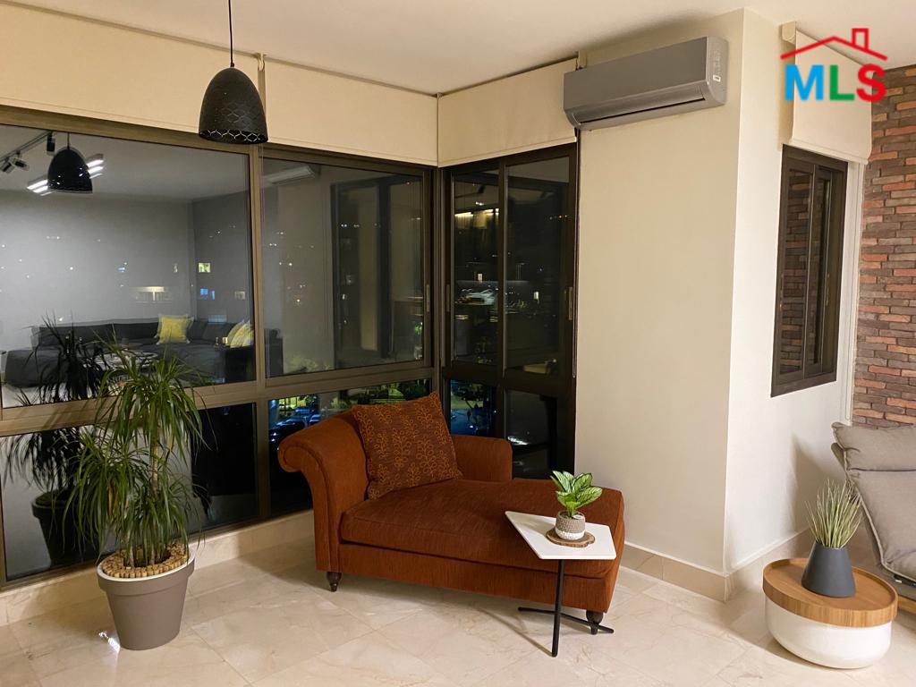 Nice 3 Bedrooms Apartment For Sale In Achrafieh, Geitawi