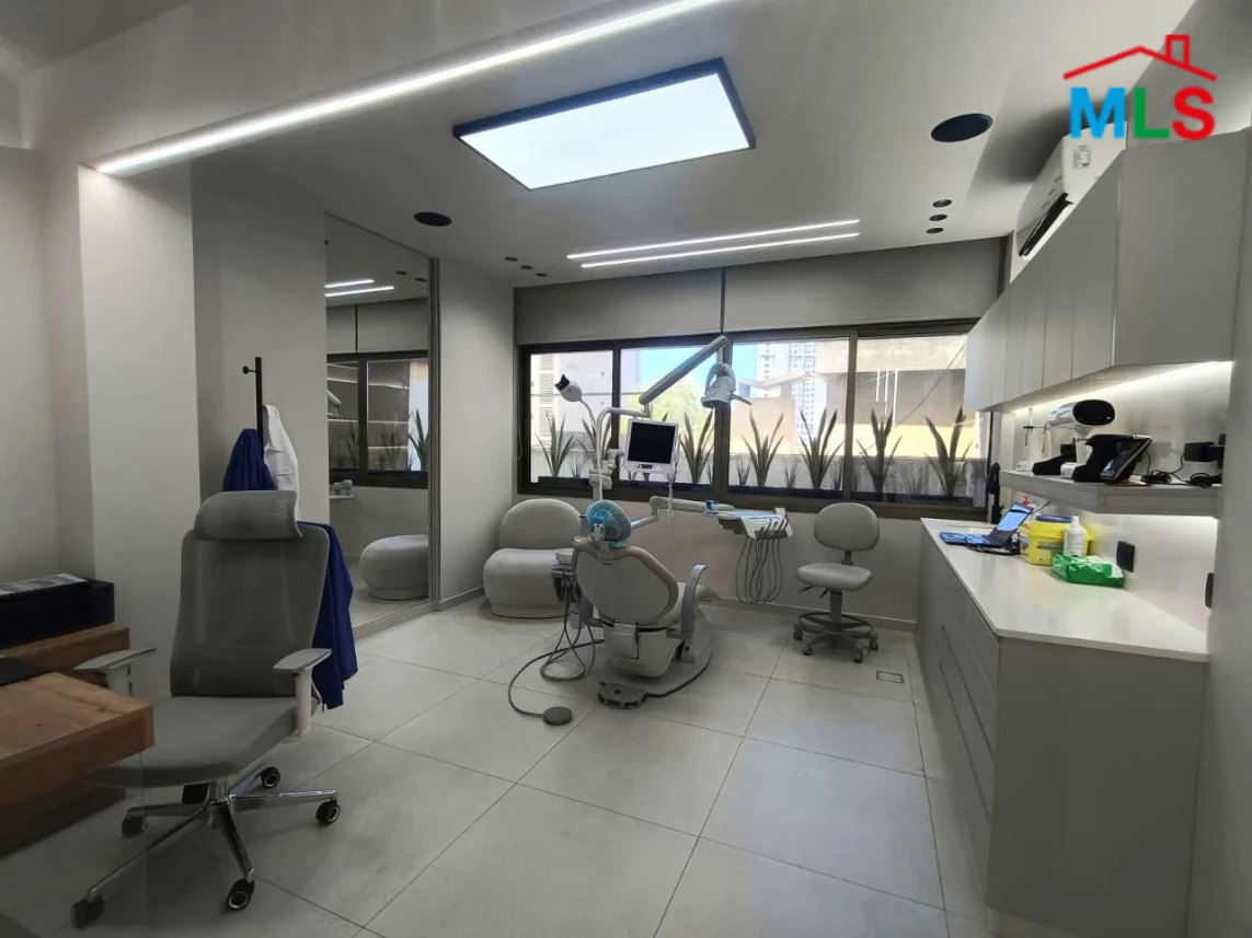 Clemanceau 60m2 | Equipped Clinic | Rent | Active Street | AA