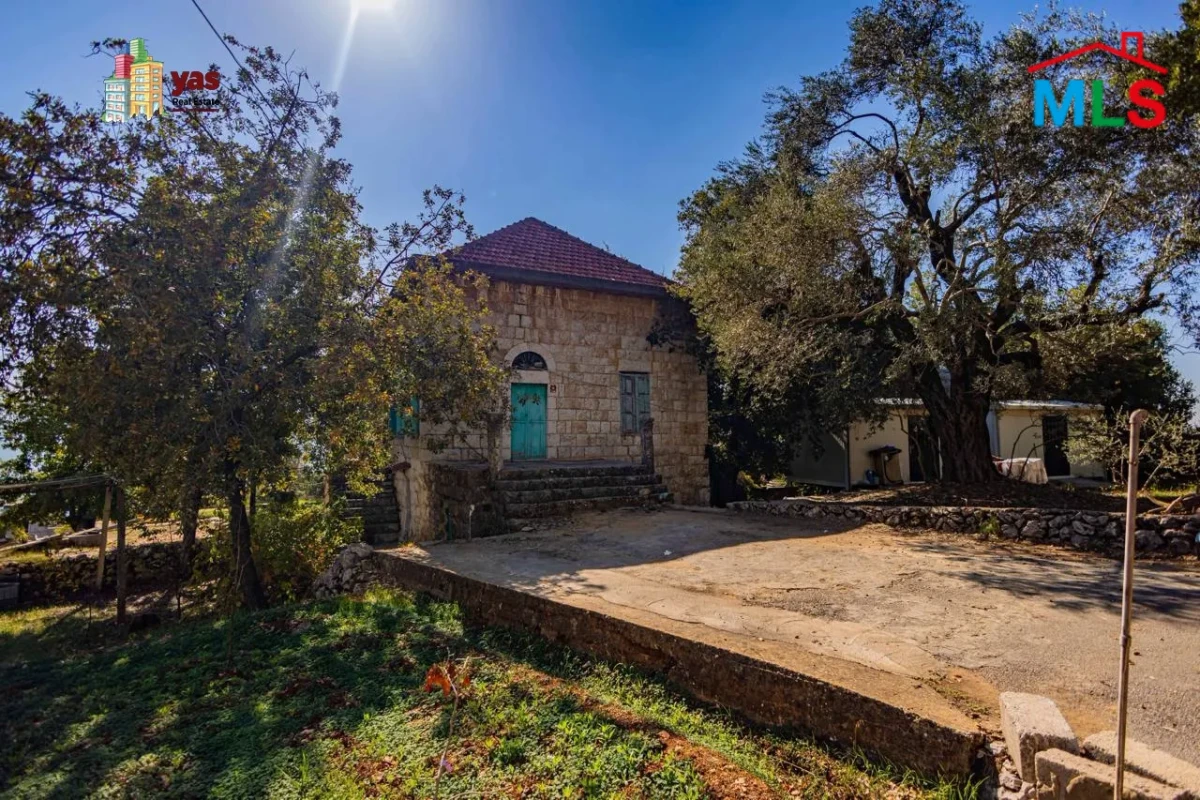 Ajaltoun 200m2 Traditional House | 1800m2 Land | Private Street | GA