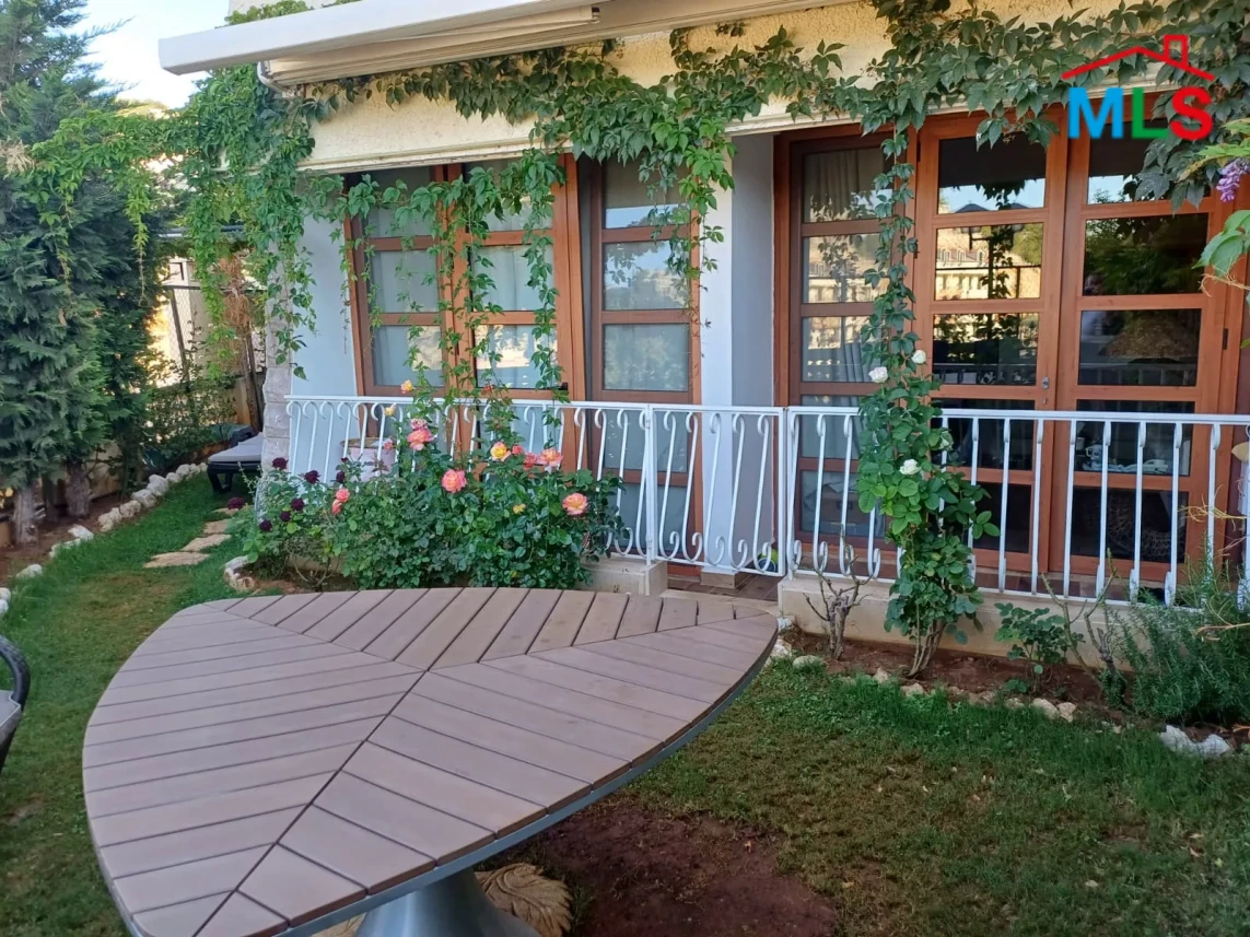 Feytroun/Satellity 100m2 | 80m2 Garden | Furnished | Barely Used | DA