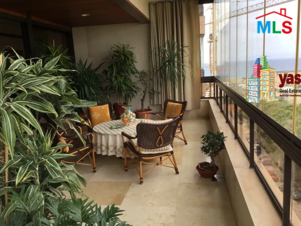 Ain El Mrayseh 320m2 | Good Condition | Prime Location | Sea View | PA
