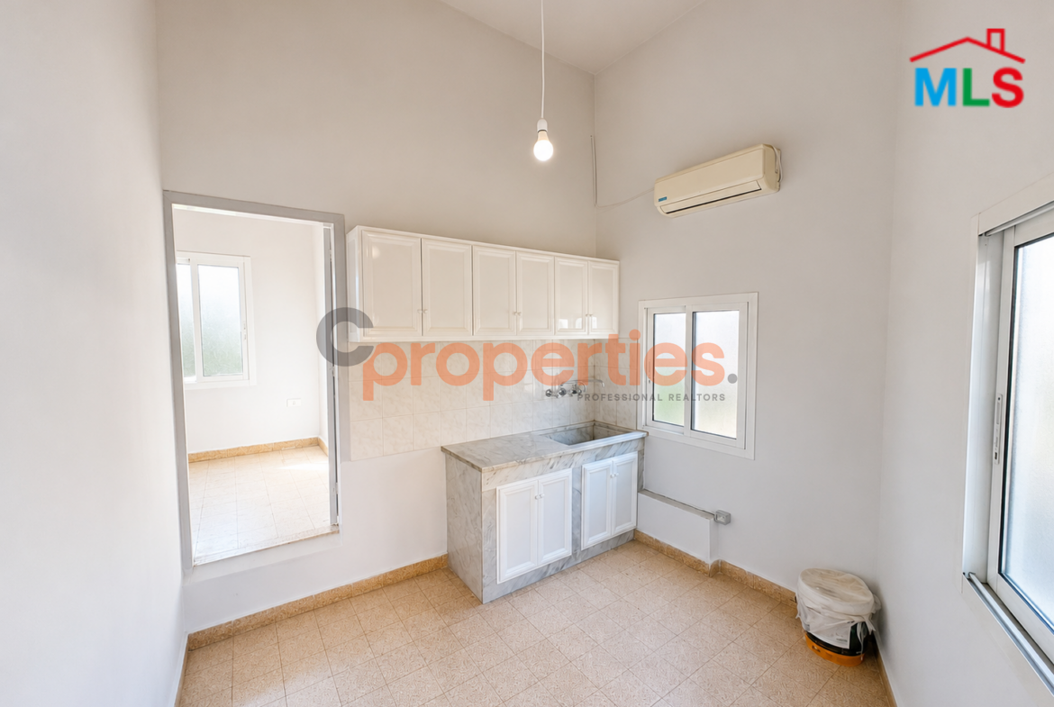 Office For Rent in Baabda - مكتب للإيجار في بعبدا - CPCH63