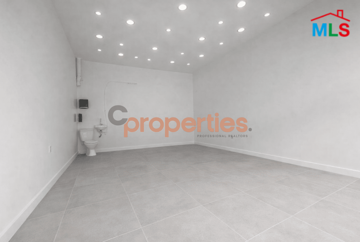 Shop For Rent in Achrafieh - CPBEC22