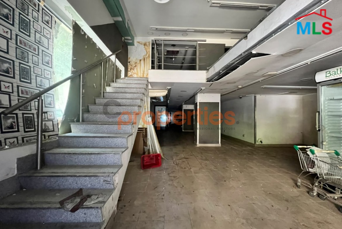 Shop for rent in Hamra محل للإيجار في الحمرا - CPBMKH38