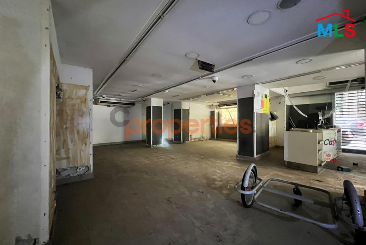 Shop for rent in Hamra محل للإيجار في الحمرا - CPBMKH38