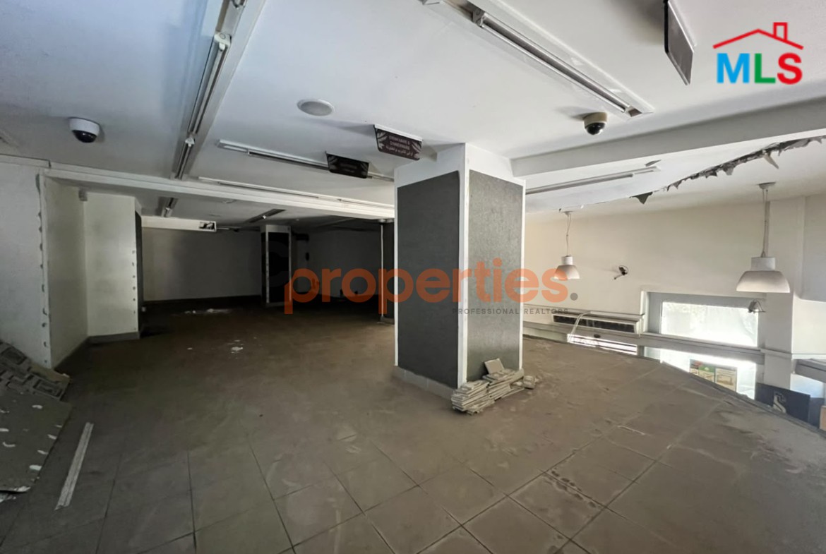 Shop for rent in Hamra محل للإيجار في الحمرا - CPBMKH38