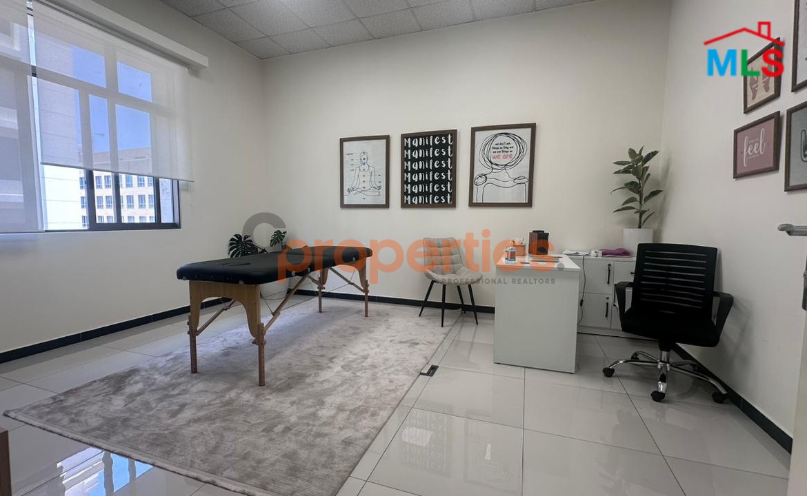 Office For Rent in Downtown Beirut - CPBHS108 مكتب للإيجار في وسط بيروت