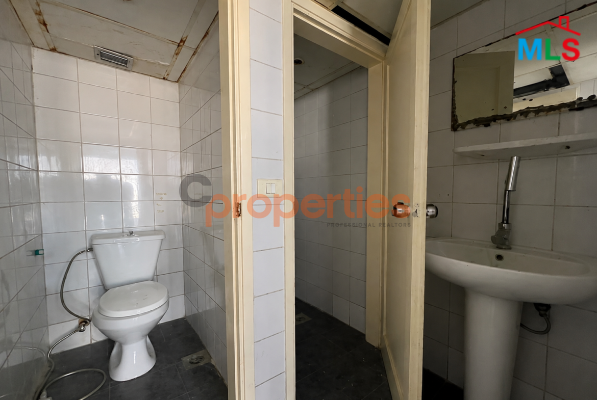 Office for rent in Hamra CPBMKH27 مكتب للإيجار في الحمرا