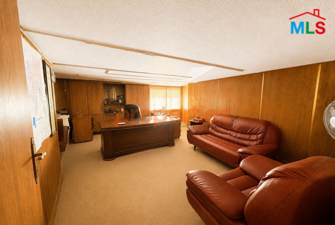 Showroom For Rent in Hazmieh - CPCH16