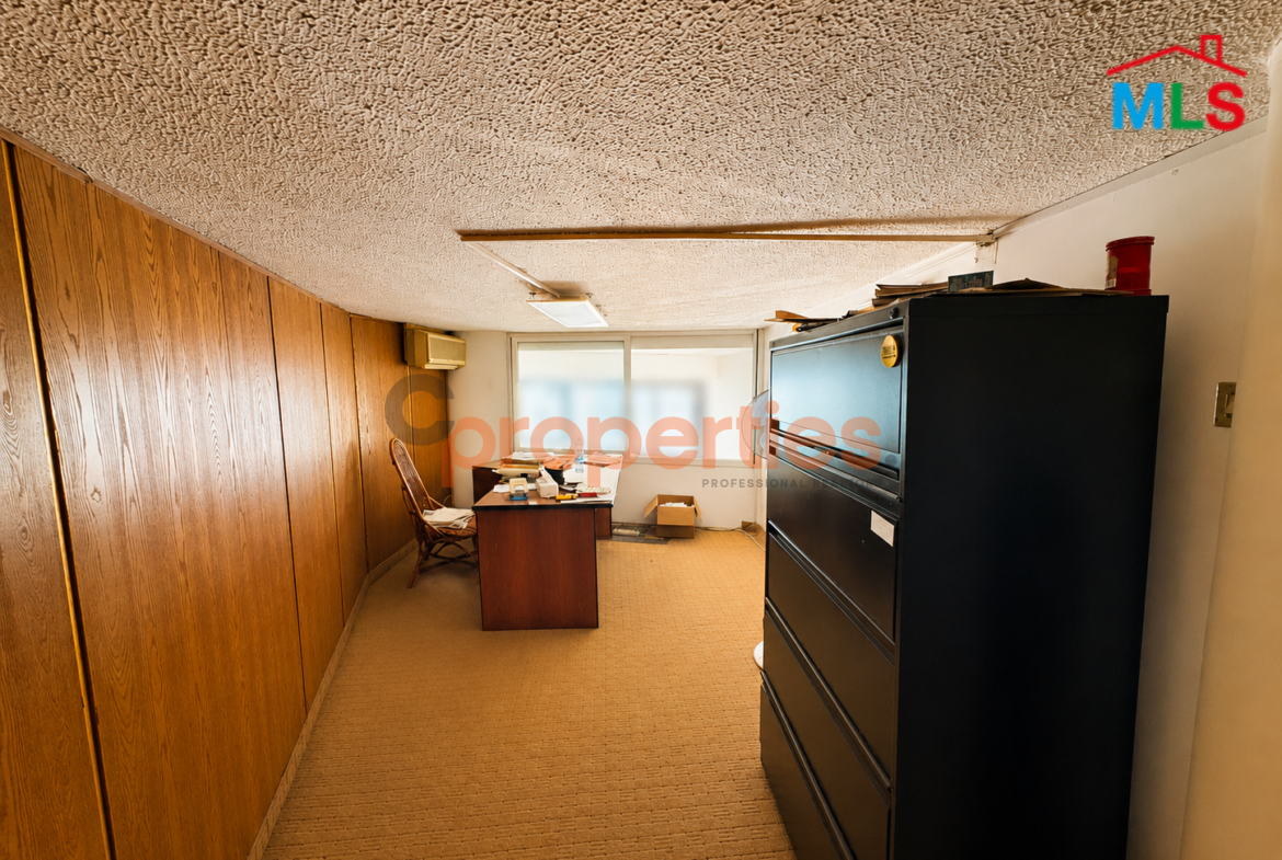Showroom For Rent in Hazmieh - CPCH16