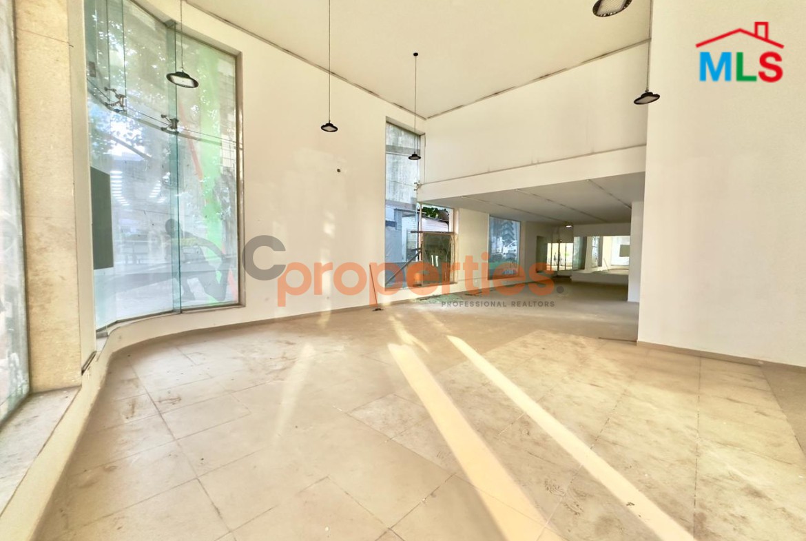 Showroom For Rent in Achrafieh - CPBEC08