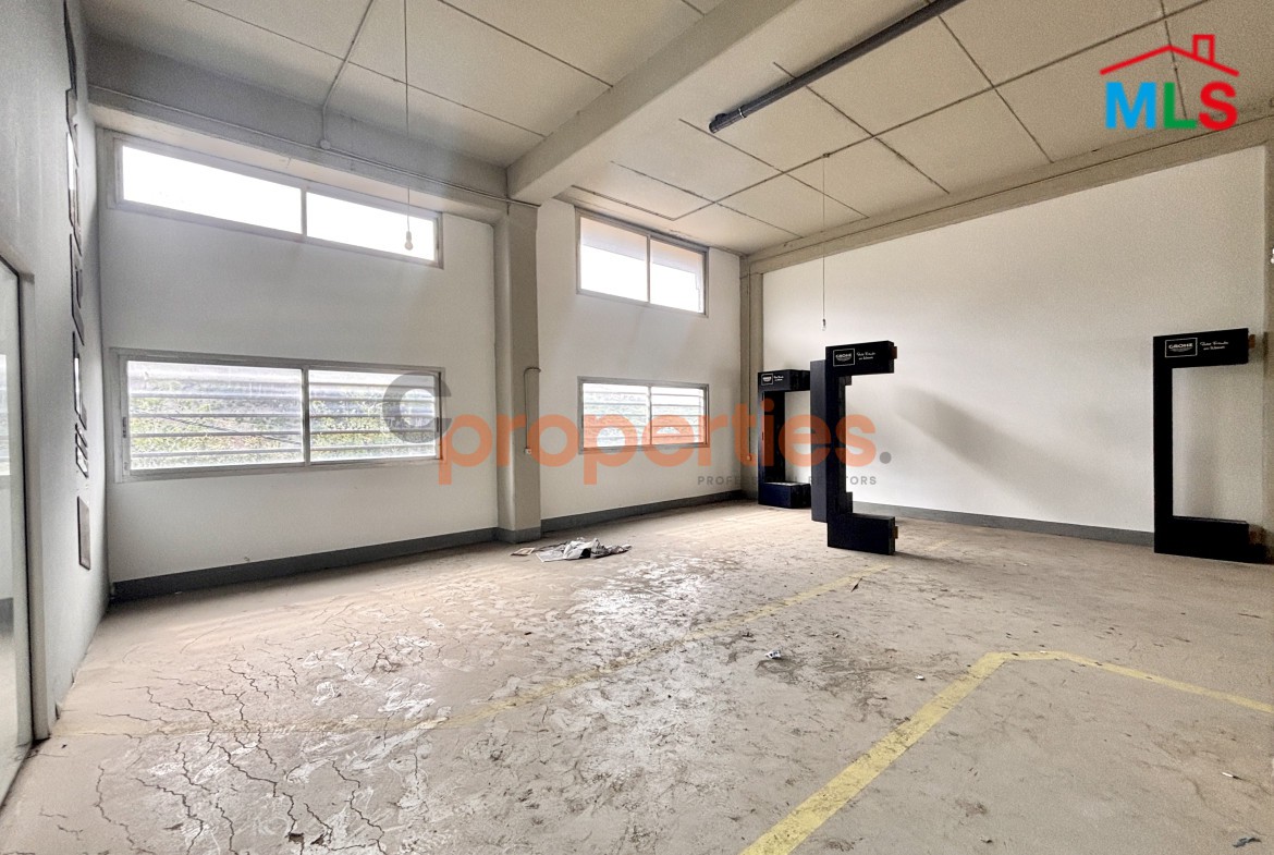 Shop for rent in Qennabet Broummana - CPRA107