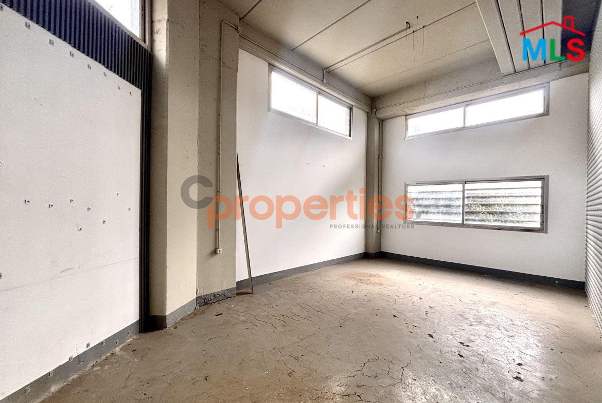 Shop for rent in Qennabet Broummana - CPRA107
