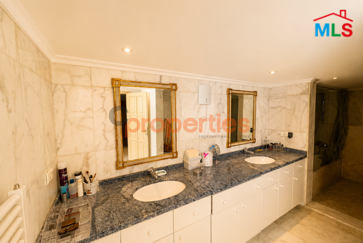 Apartment For Sale in Hazmieh – شقة للبيع في الحازمية – CPCH55