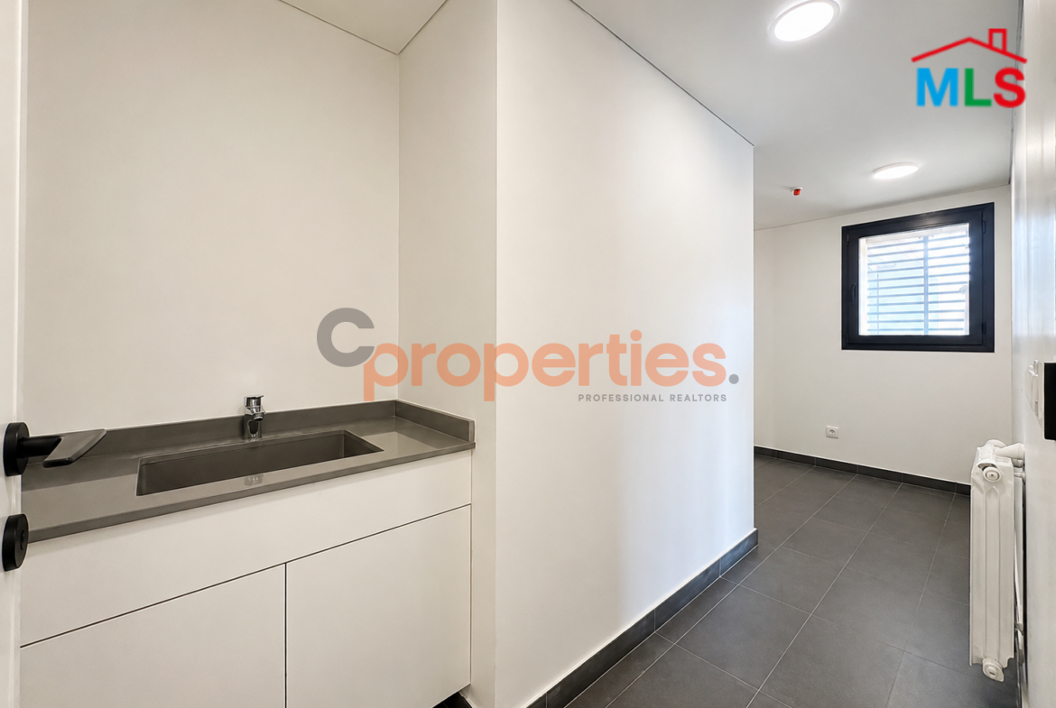 Apartment for Sale in Ain Mreisse شقة للبيع في عين المريسة CPBMKH53