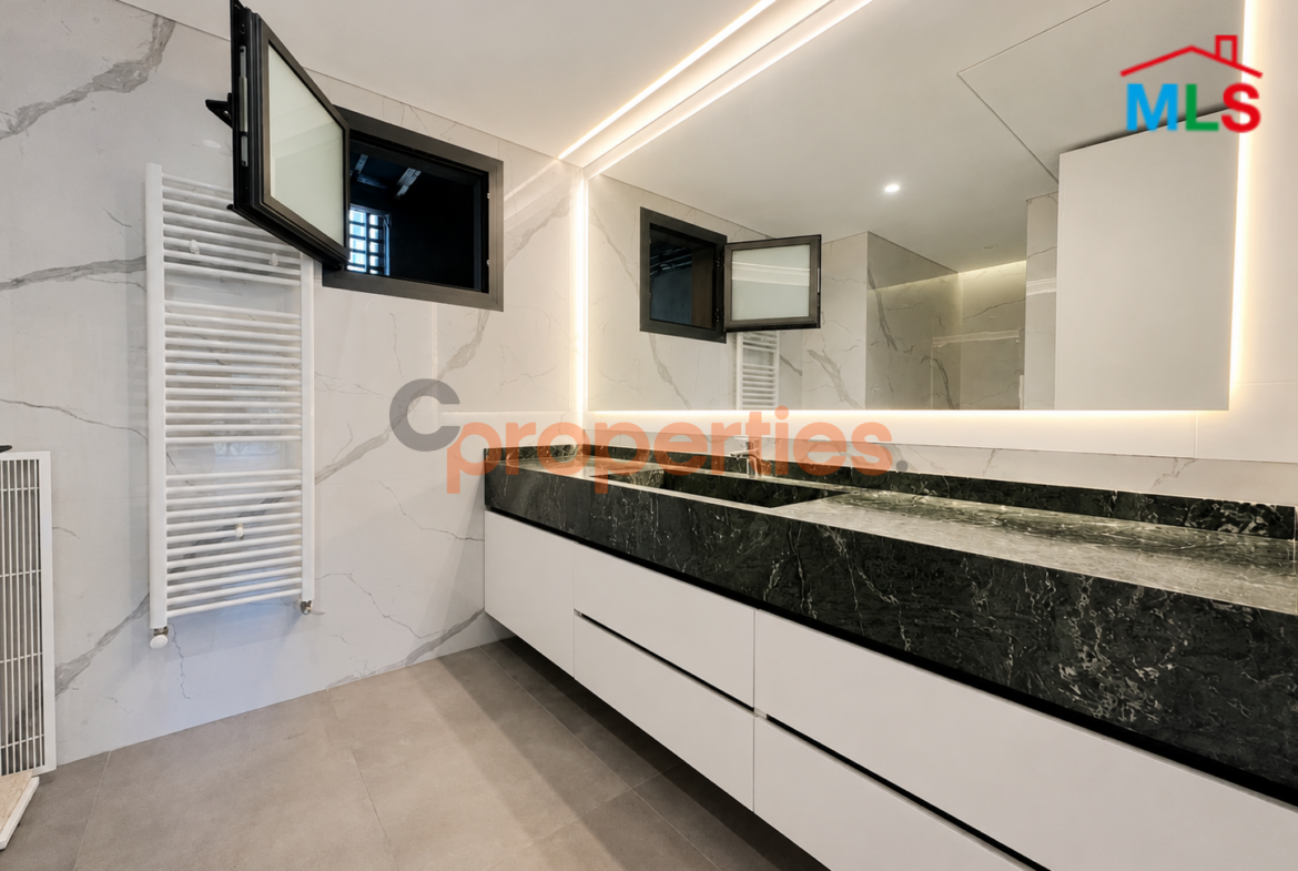 Apartment for Sale in Ain Mreisse شقة للبيع في عين المريسة CPBMKH53