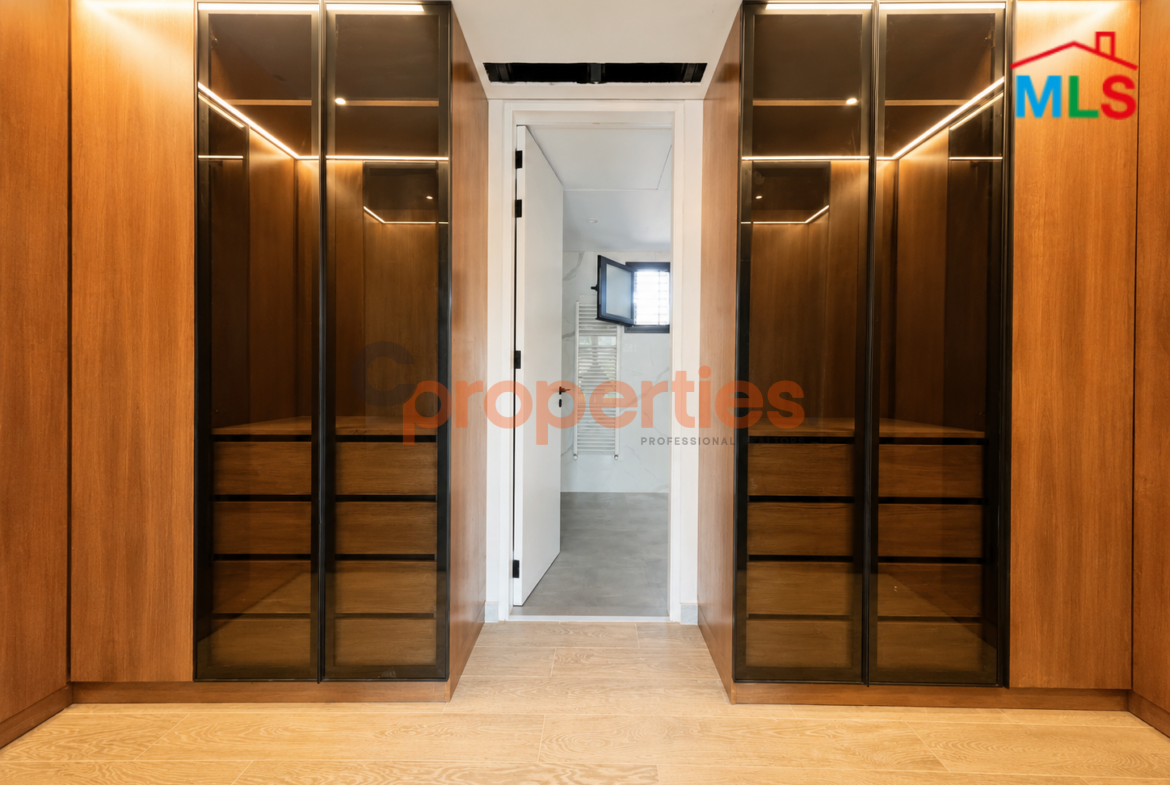 Apartment for Sale in Ain Mreisse شقة للبيع في عين المريسة CPBMKH53