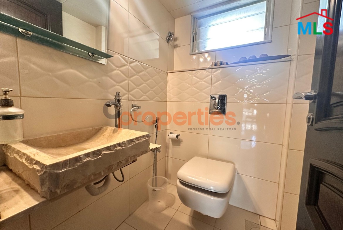 Apartment For Sale in Ramlet al Baydah شقة للبيع في رملة البيضاء CPBHS134