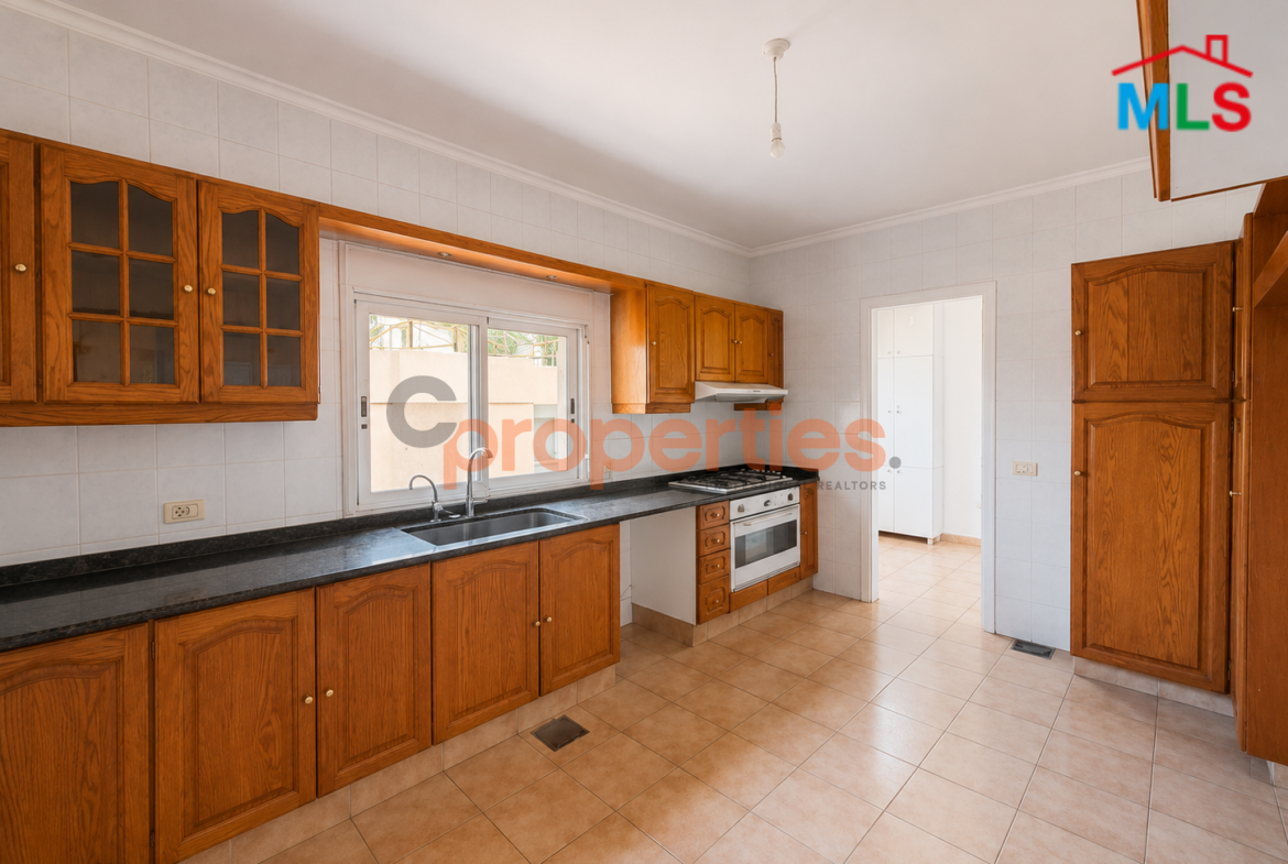 Spacious apartment for sale in Hazmieh CPMK213