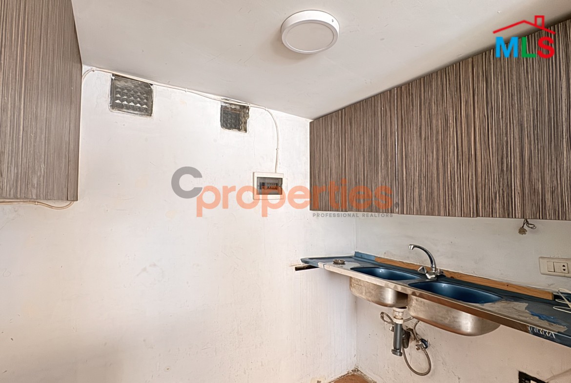 Shop/studio for sale in awkar-CPTA106