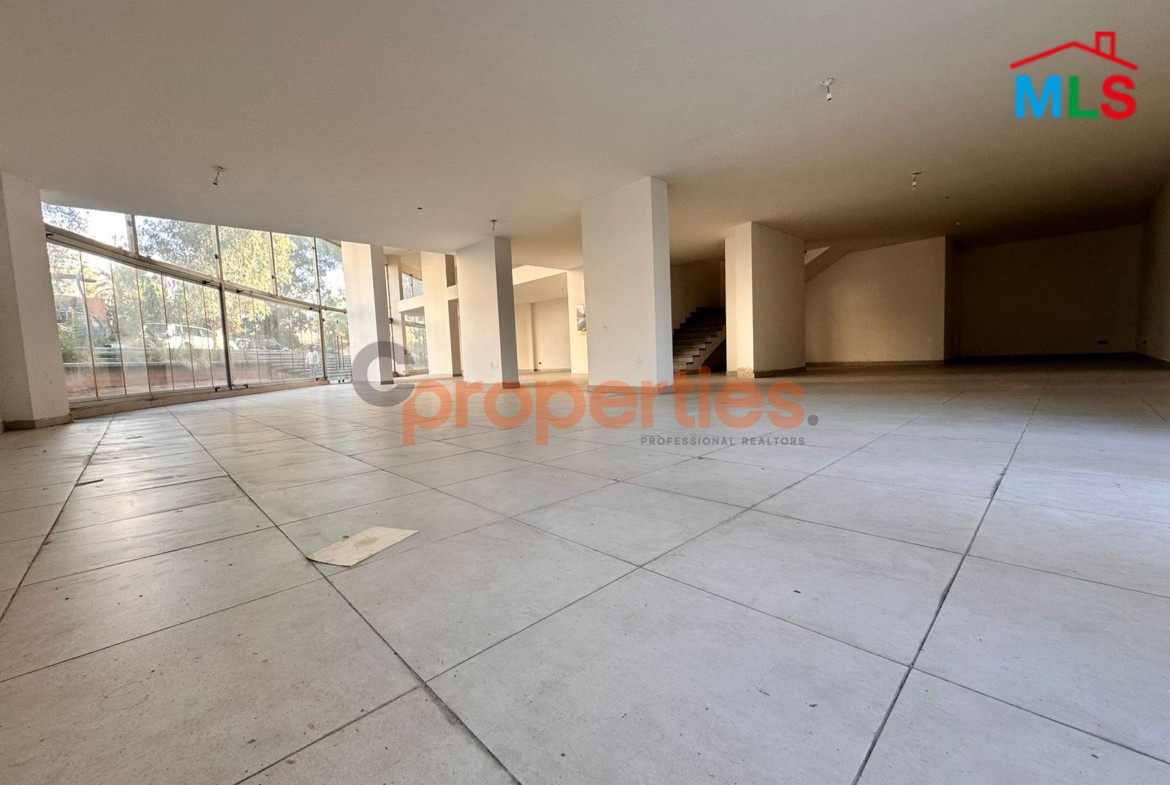 Showroom For Sale in Unesco – CPBHS61