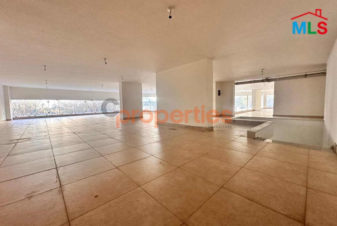 Showroom For Sale in Unesco – CPBHS61
