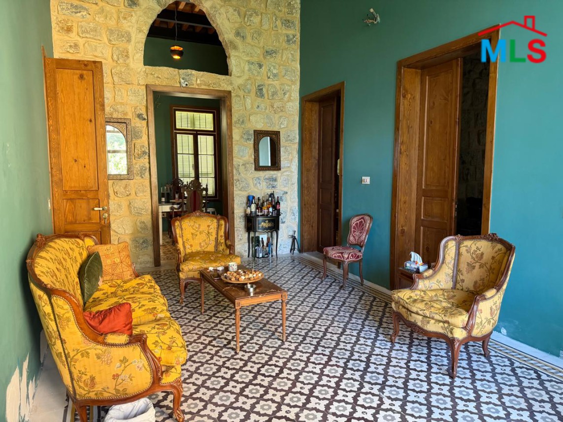 Charming & Traditional Apartment For Rent in Achrafieh, Rmeil